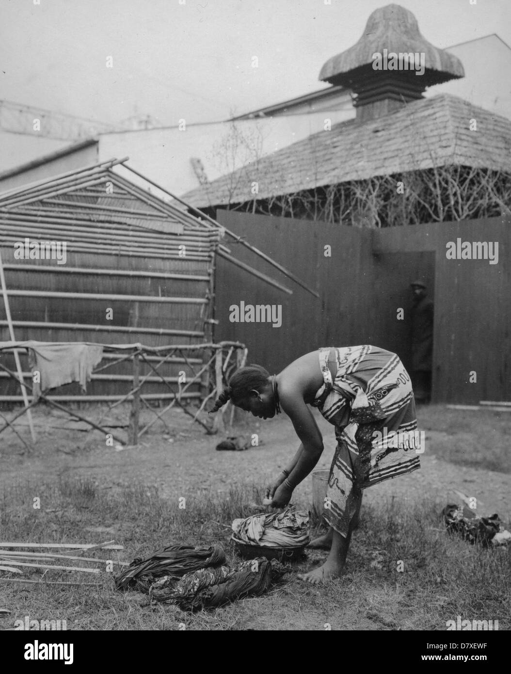 Im dunkelsten Afrika - afrikanische Frau Wäsche bei der Pan-American Exposition, Buffalo, N.Y. 1901 Stockfoto