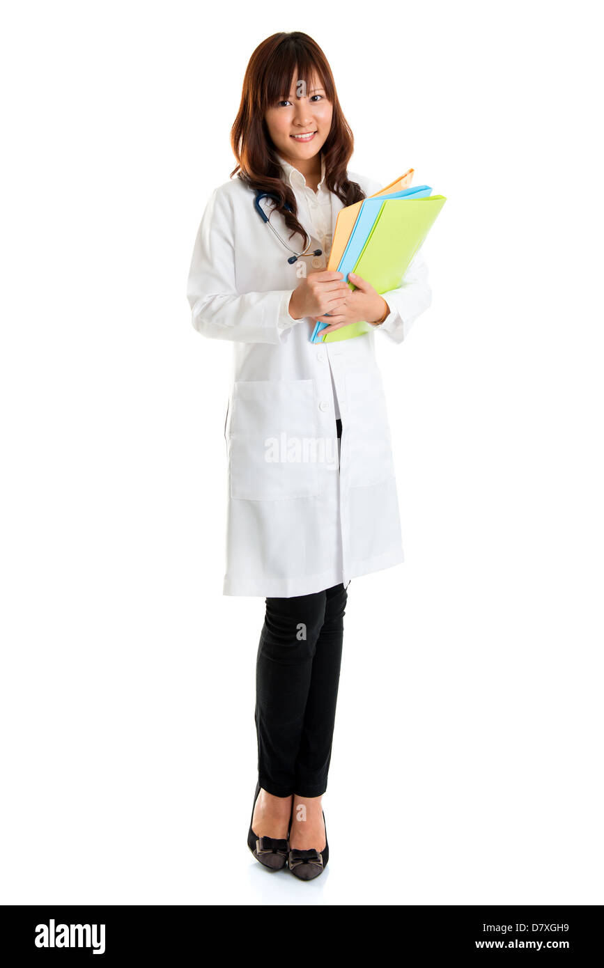 Krankenschwesterschülerin stehen isoliert. Junge asiatische Krankenschwester Ganzkörper oder Medizinstudent Datei Ordner stehen in voller Länge tragen Laborkittel isoliert halten. Stockfoto