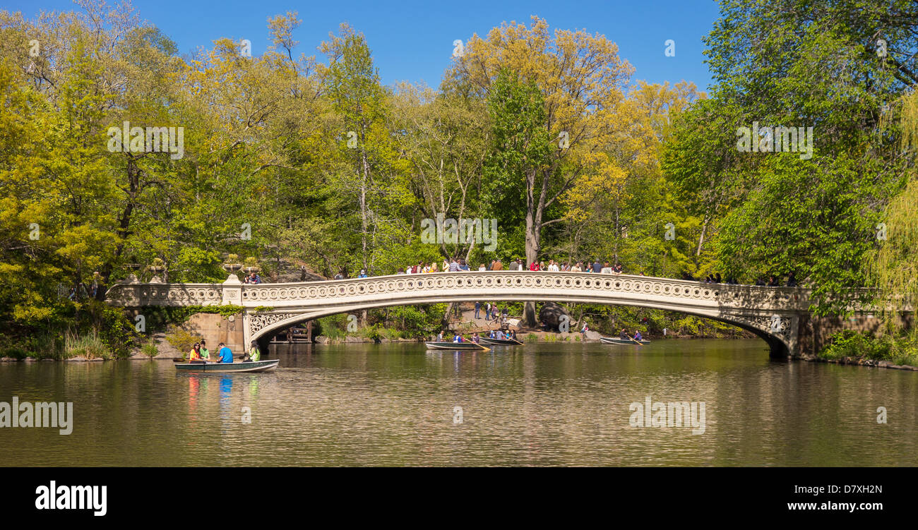 NEW YORK CITY, NY, USA - Menschen am Bogen-Brücke und den See im Central Park Stockfoto