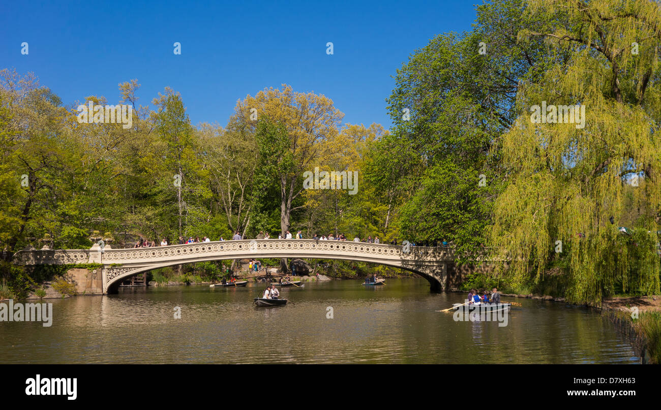 NEW YORK CITY, NY, USA - Menschen am Bogen-Brücke und den See im Central Park Stockfoto