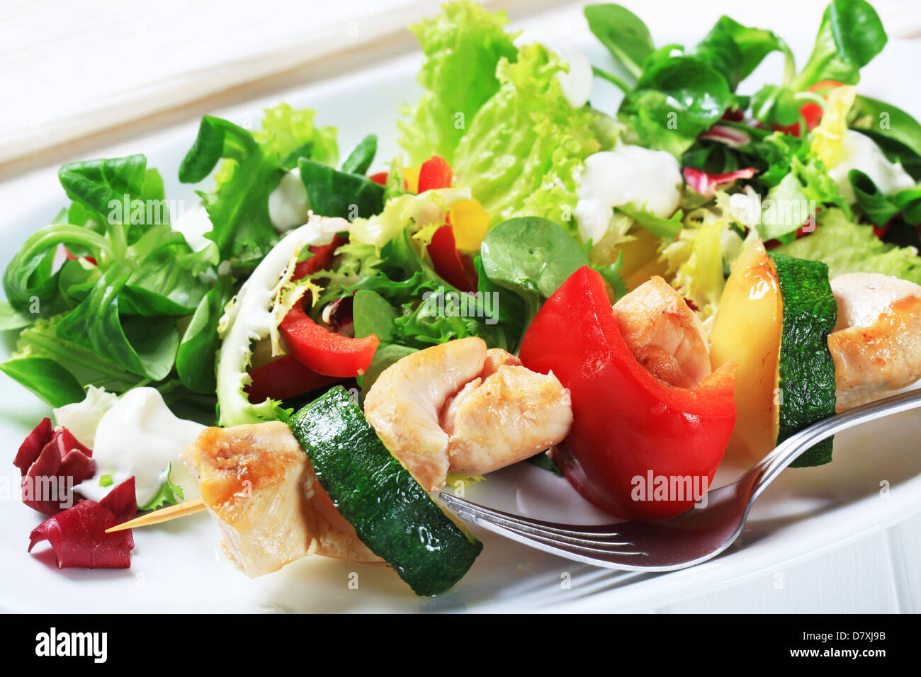 Hühnerspieß mit gemischten Salat Stockfoto