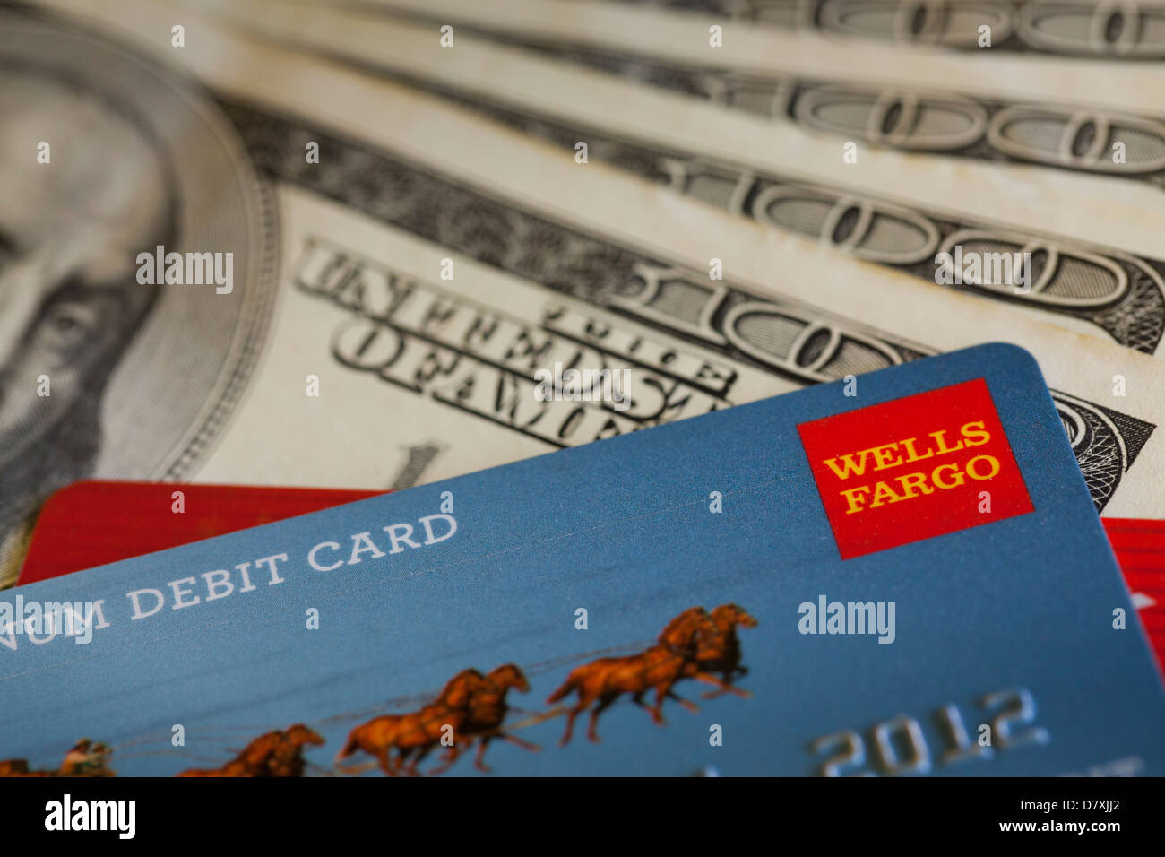 Wells Fargo debit Karte, die auf der $ 100 Rechnungen Stockfoto