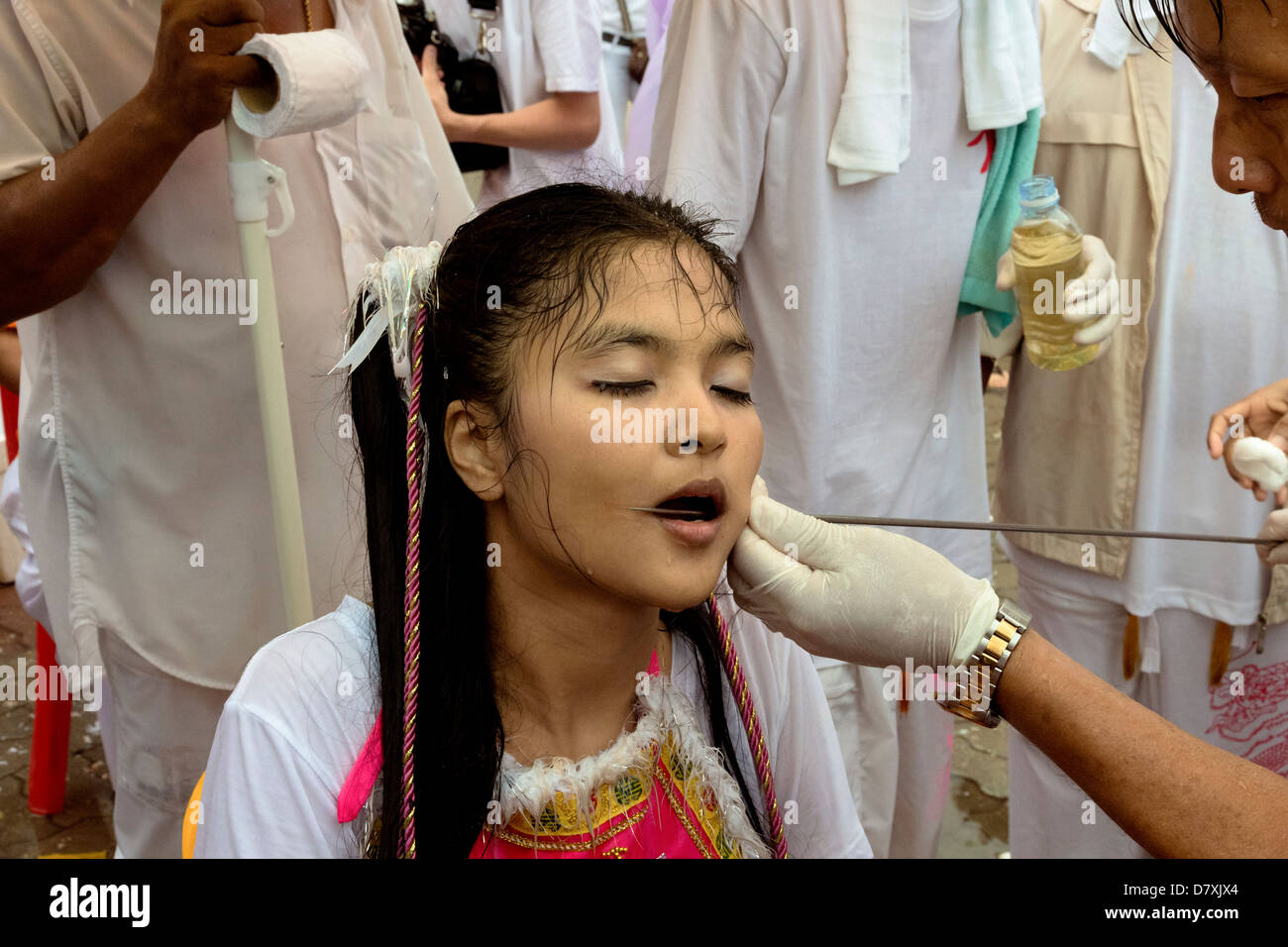 PHUKET, THAILAND, 3. Oktober 2011: A Ma Song erträgt die Schmerzen von einem Spieß Extraktion am jährlichen Phuket Vegetarian Festival. Stockfoto
