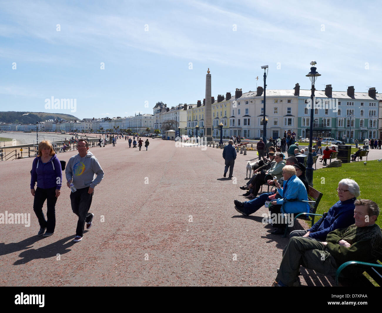 Die Promenade mit Kriegerdenkmal in Llandudno North Wales UK Stockfoto