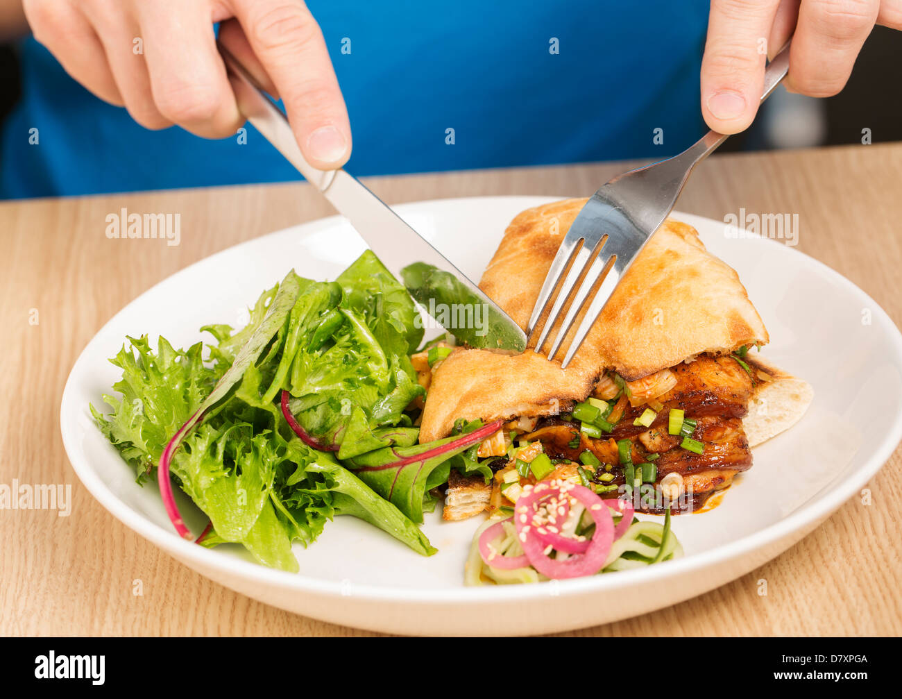 Pitta-Brot wird vom Client Essen Stockfoto