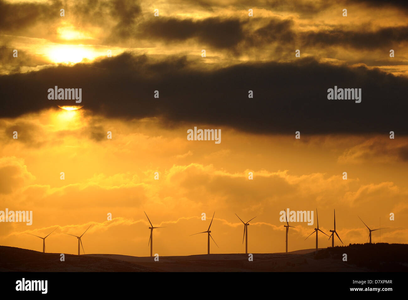 Windkraftanlagen auf dem Horizont bei Sonnenuntergang in Pontypridd. Stockfoto