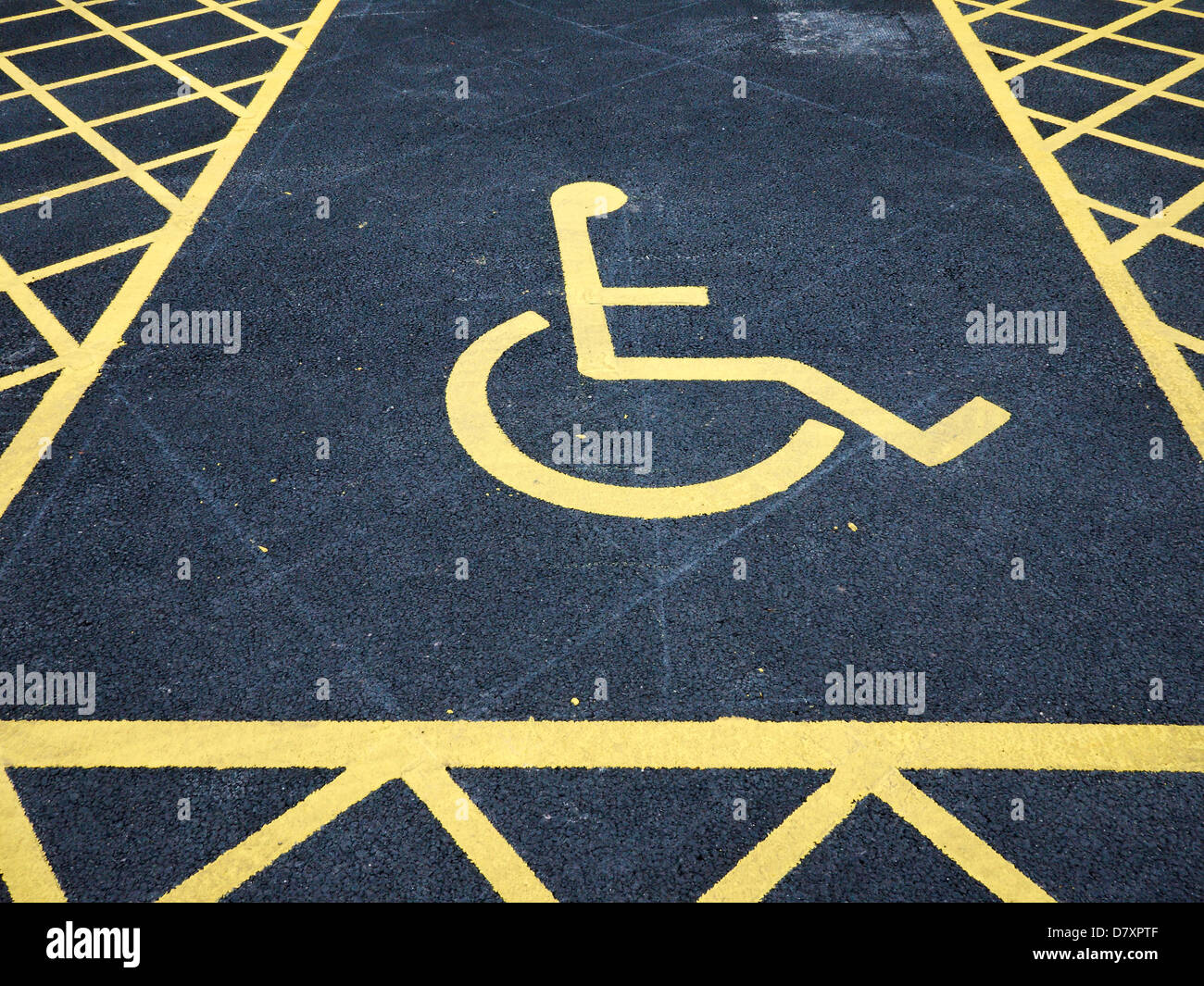 Reservierter Parkplatz für Menschen mit Behinderungen UK Stockfoto