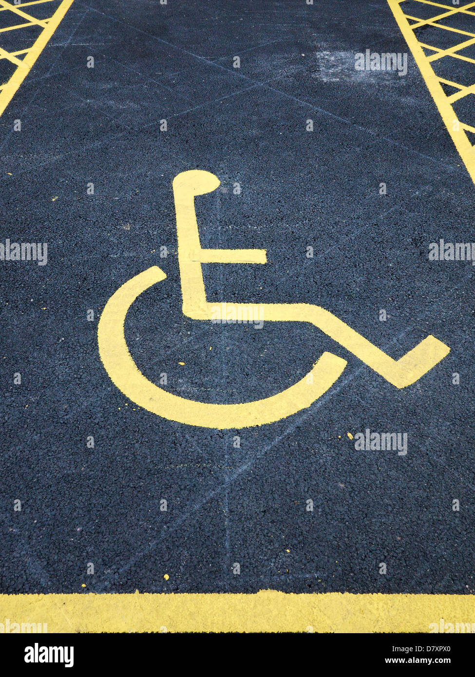 Reservierter Parkplatz für Menschen mit Behinderungen UK Stockfoto