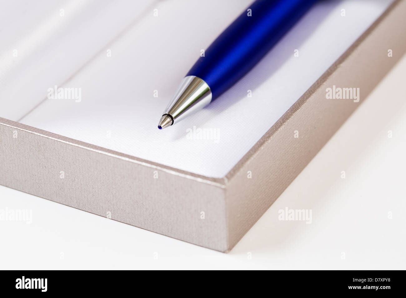 Kugelschreiber mit blauer Körper auf Block von Papieren Stockfoto