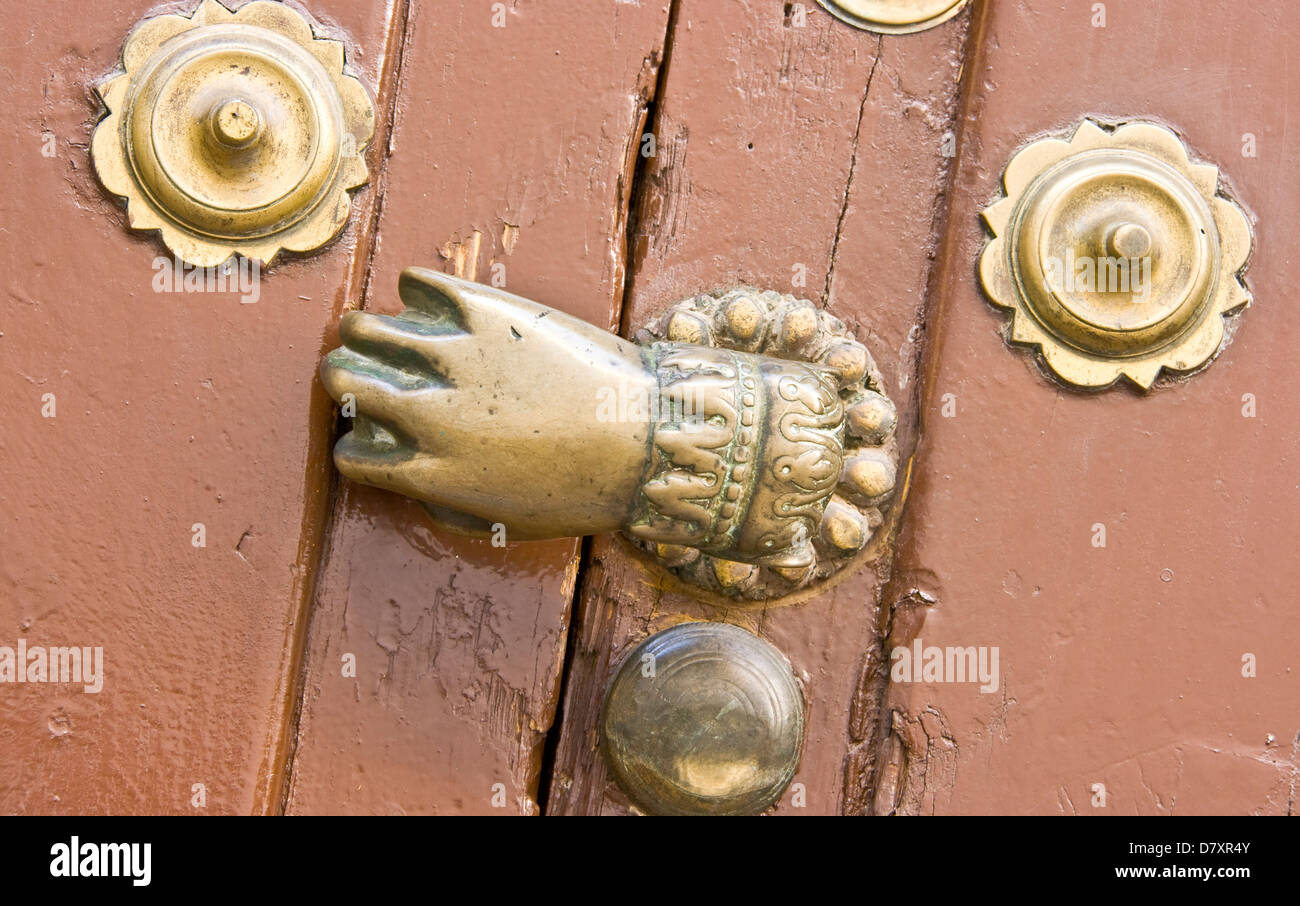 Hand-Türklopfer am Haus in La Juderia das ehemalige jüdische Viertel Cordoba Andalusien Andalusien Spanien Europa Stockfoto