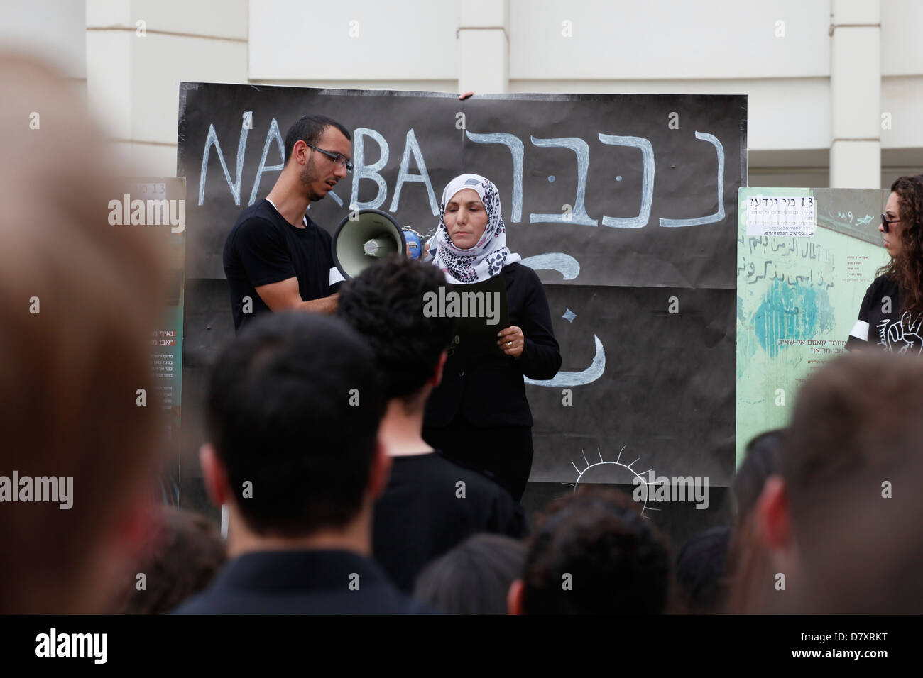 Israelische arabische Studenten nehmen an einer Zeremonie Teil, die an Nakba-Tag an der Universität Israel in Tel Aviv erinnert. Nakba Day ist ein jährlicher Tag des Gedenkens an die Vertreibung, die der israelischen Unabhängigkeitserklärung von 1948 vorausging und folgte Stockfoto