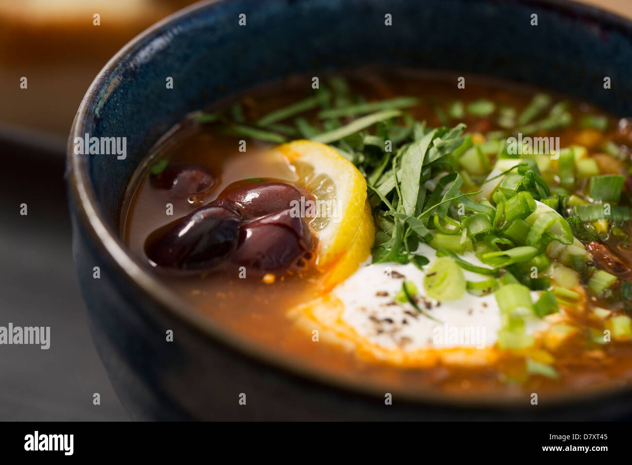 Vergrößerten Schüssel mit Suppe mit Bohnen und Zitrone Stockfoto