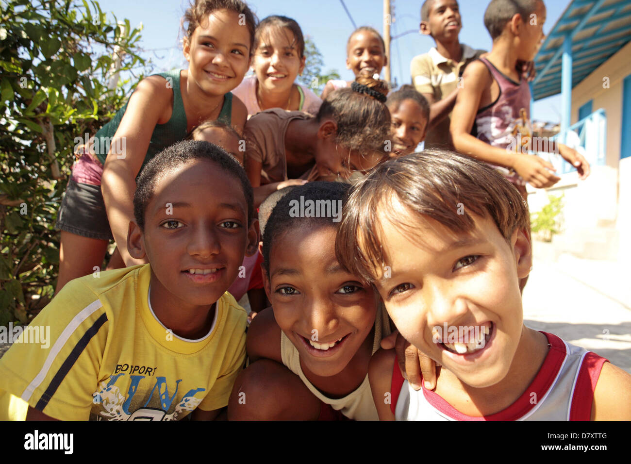 neugierige Kinder auf der Insel Cayo Granma, Insel in der Nähe von Santiago De Cuba, Kuba, Karibik Stockfoto