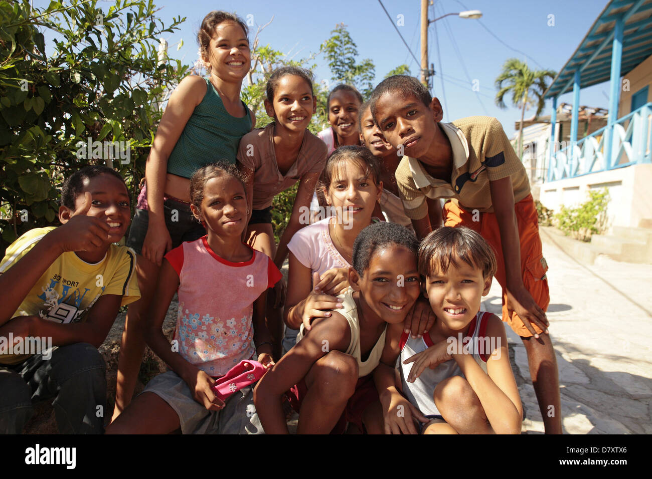 neugierige Kinder auf der Insel Cayo Granma, Insel in der Nähe von Santiago De Cuba, Kuba, Karibik Stockfoto
