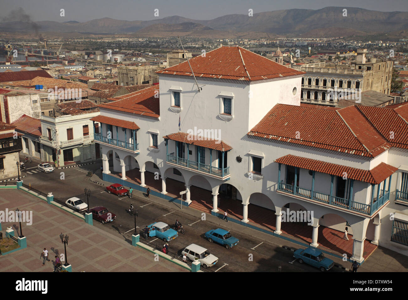 Blick über den zentralen Platz Parque Cespedes mit dem Rathaus in Santiago De Cuba, Kuba, Karibik Stockfoto
