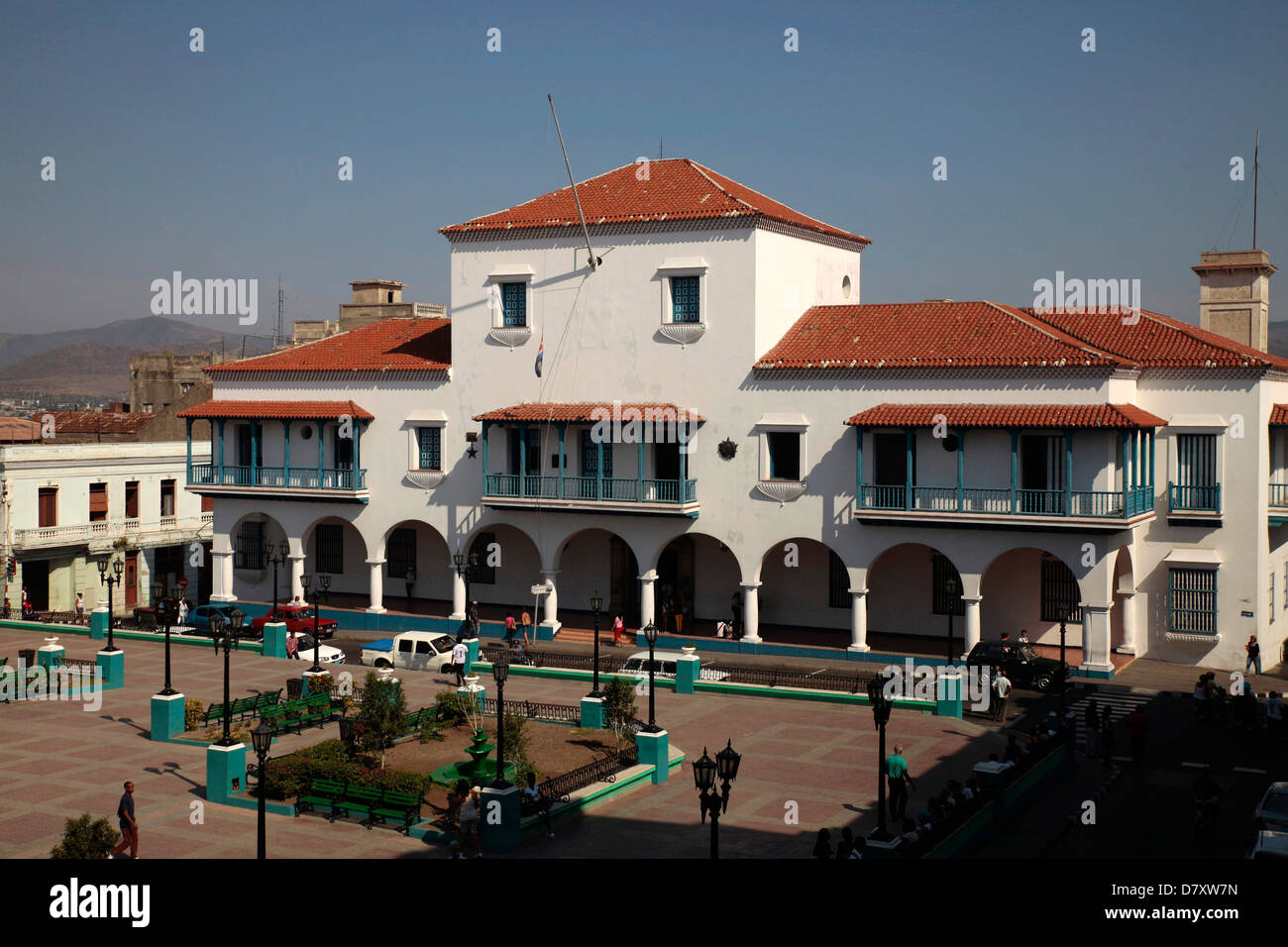 Blick über den zentralen Platz Parque Cespedes mit dem Rathaus in Santiago De Cuba, Kuba, Karibik Stockfoto