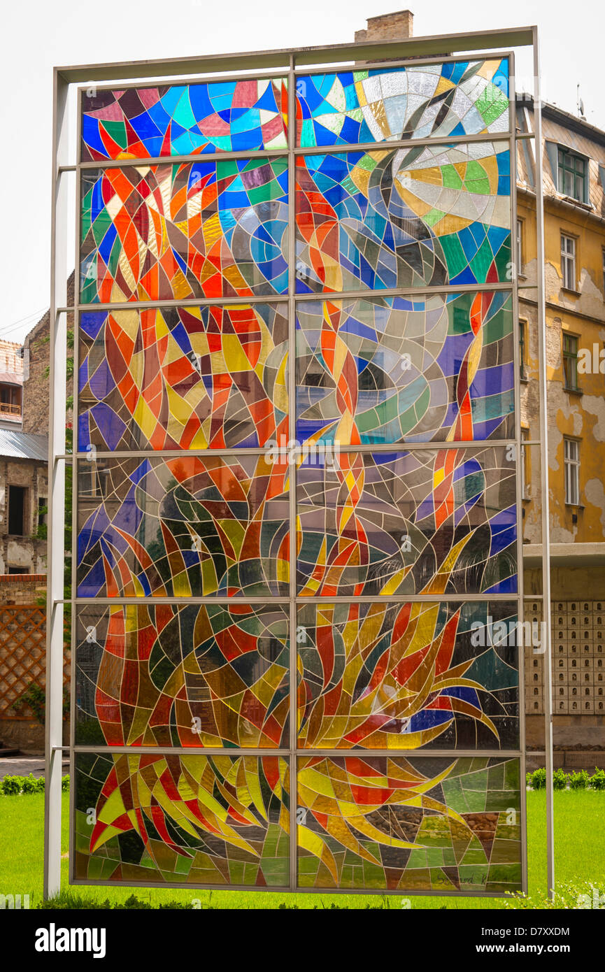 Budapest Ungarn große Synagoge Zsinagoga Raoul Wallenberg Holocaust Memorial Park modernen zeitgenössischen Glasmalerei panel bunte Bunte Stockfoto