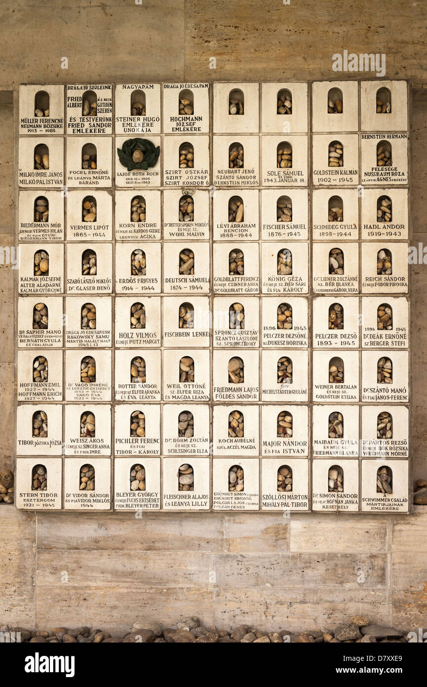 Budapest Ungarn große Synagoge Zsinagoga Raoul Wallenberg Holocaust Memorial Park einzelnen Plaques viele undatiert Die meisten starben 1944/45 Steine Besucher Stockfoto