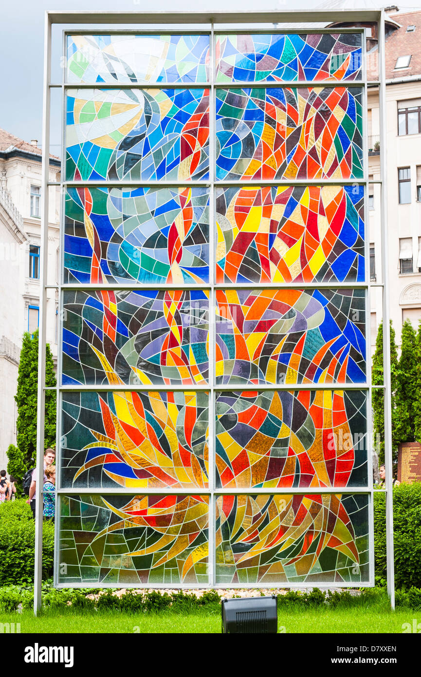 Budapest Ungarn große Synagoge Zsinagoga Raoul Wallenberg Holocaust Memorial Park modernen zeitgenössischen Glasmalerei panel bunte Bunte Stockfoto