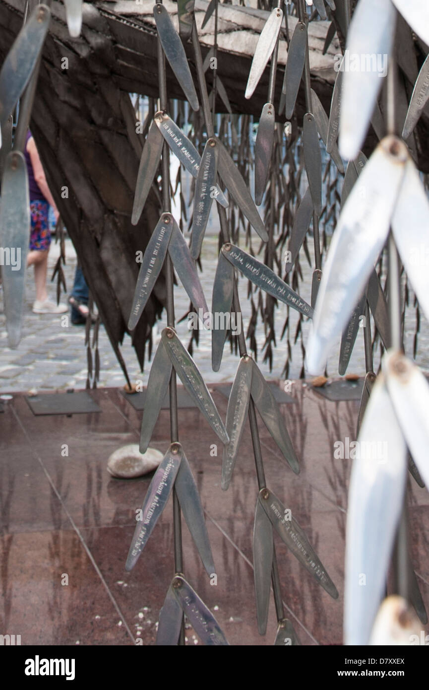 Budapest Ungarn große Synagoge Zsinagoga Holocaust Memorial erbaut 1991 Teil fonds Tony Curtis Blätter eingeschrieben Metall Namen tags Stockfoto