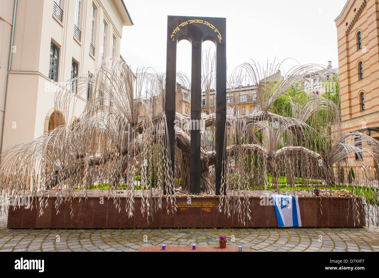 Budapest Ungarn große Synagoge Zsinagoga Holocaust Memorial erbaut 1991 Teil fonds Tony Curtis Blätter eingeschrieben Metall Namen tags Mogan David Flagge Stockfoto