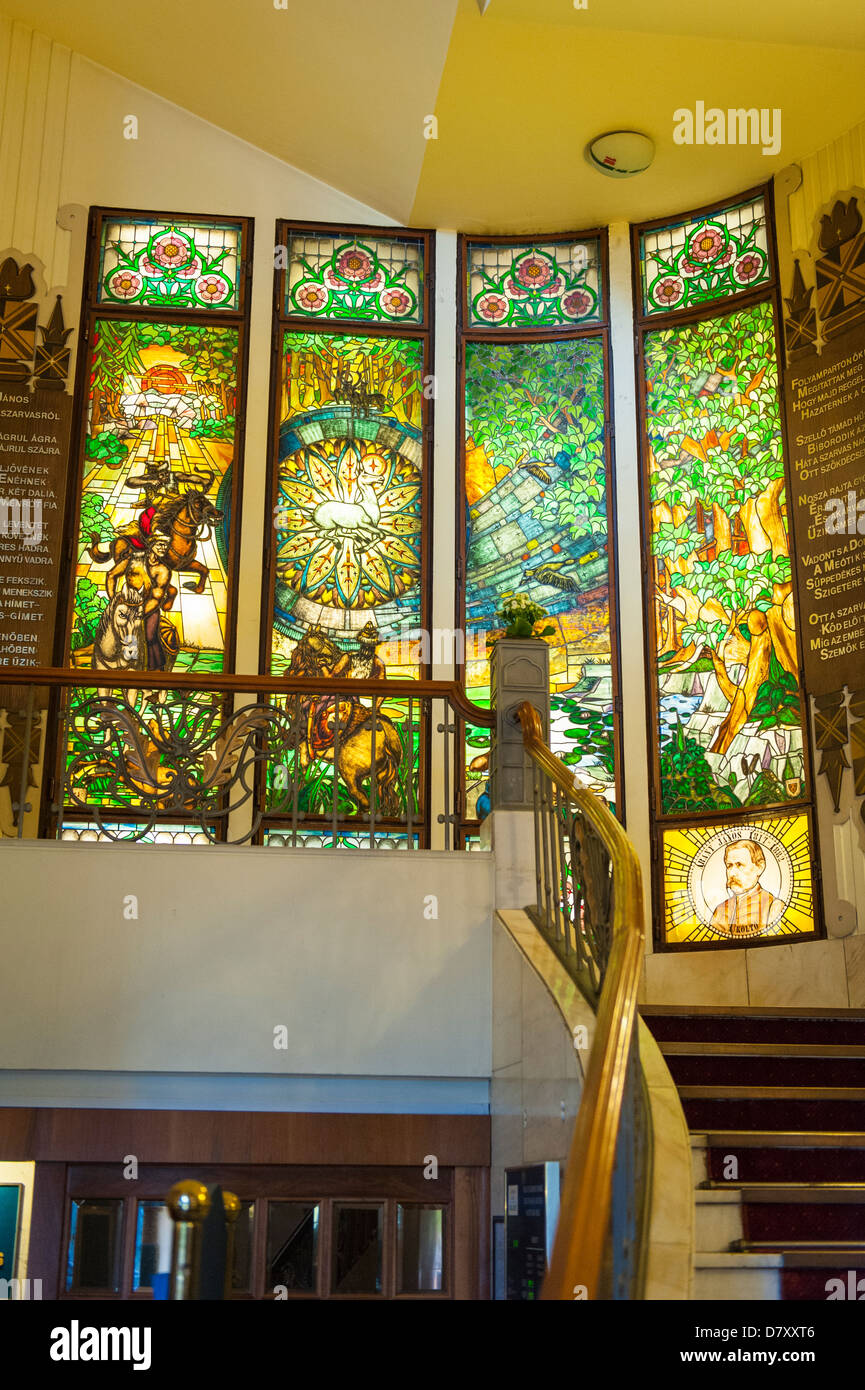 Budapest Ungarn Luxus Whirlpool Hotel Gellert 1832 Art-nouveau Treppenhaus moderne moderne Kirchenfenster traditionelle Jagd Szene Stockfoto