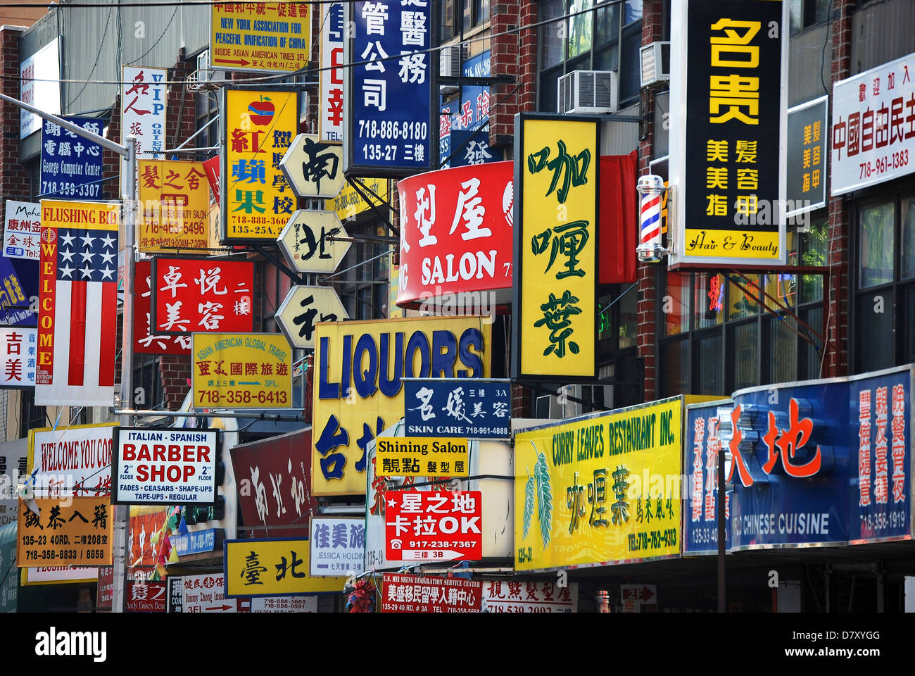 Vielzahl von Straße Zeichen in Chinatown, Flushing, Queens, New York. Stockfoto