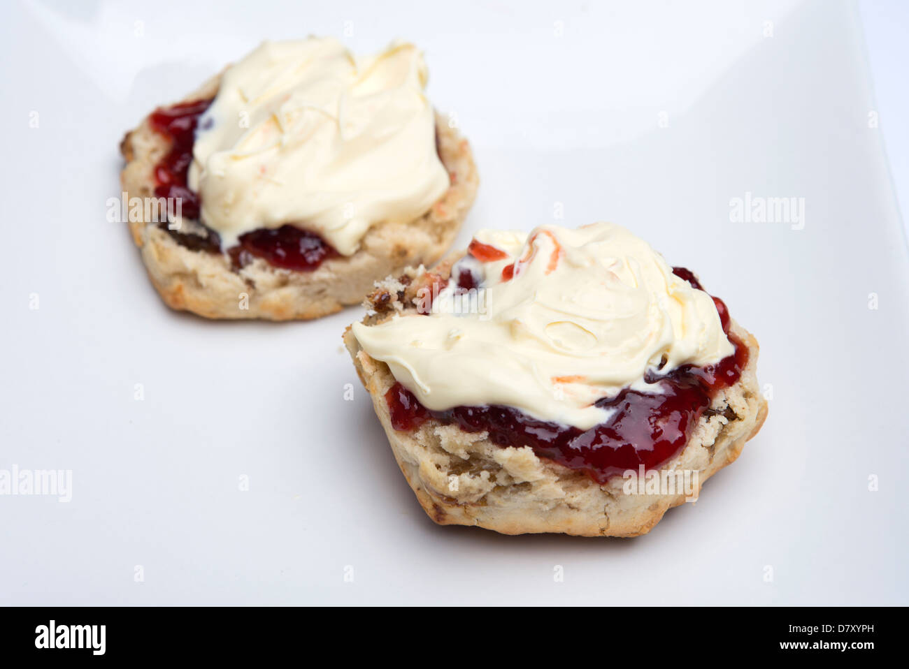 Obst-Scones mit Clotted Cream und Erdbeermarmelade Stockfoto