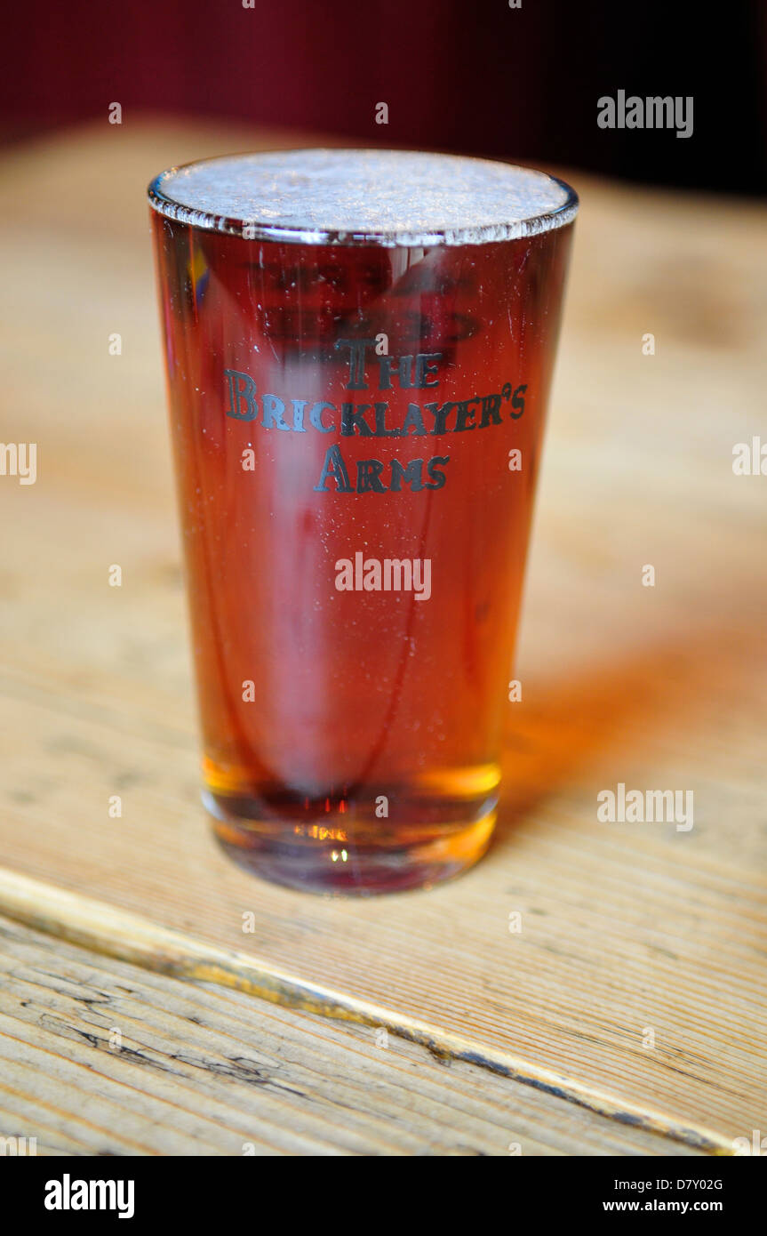 Halbes Pint Bier in der Maurer Arms Pub, Putney, London, UK Stockfoto