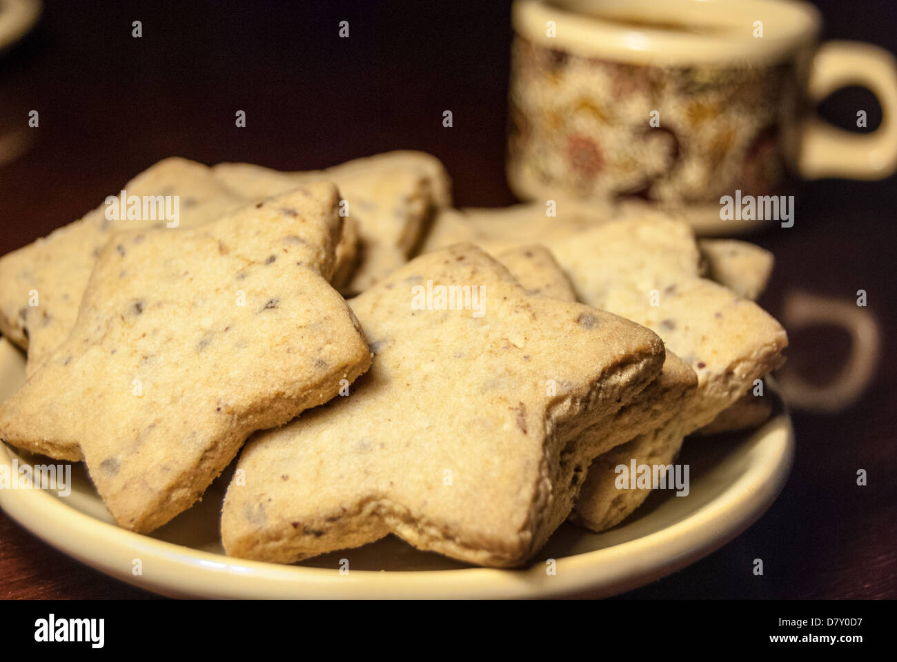 Eine Tasse Kaffee und Kekse auf dem Tisch Stockfoto