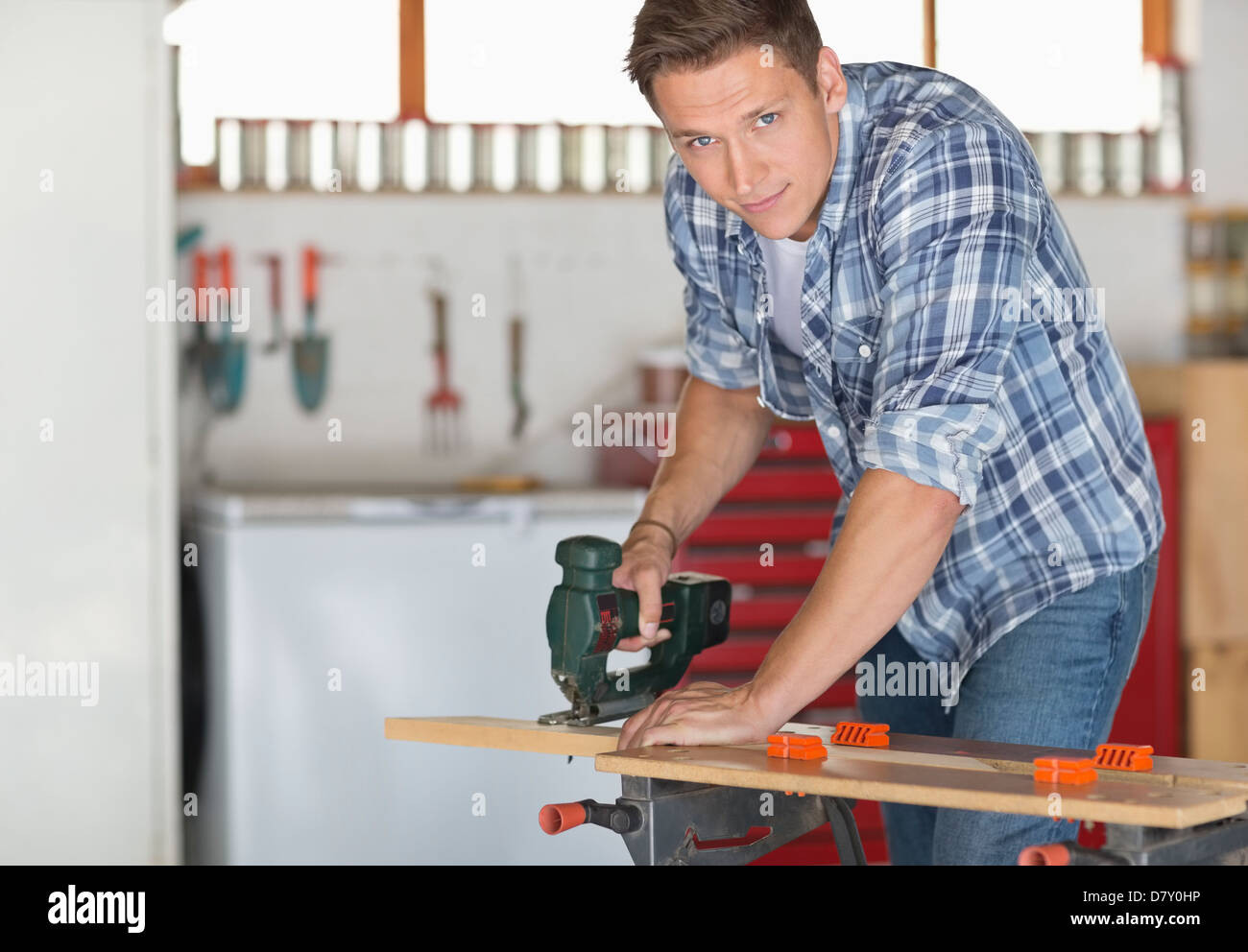 Mann arbeitet in Werkstatt Stockfoto