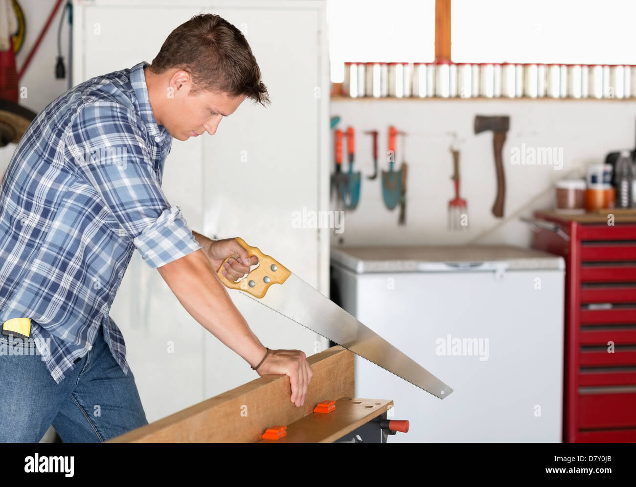 Mann arbeitet in Werkstatt Stockfoto