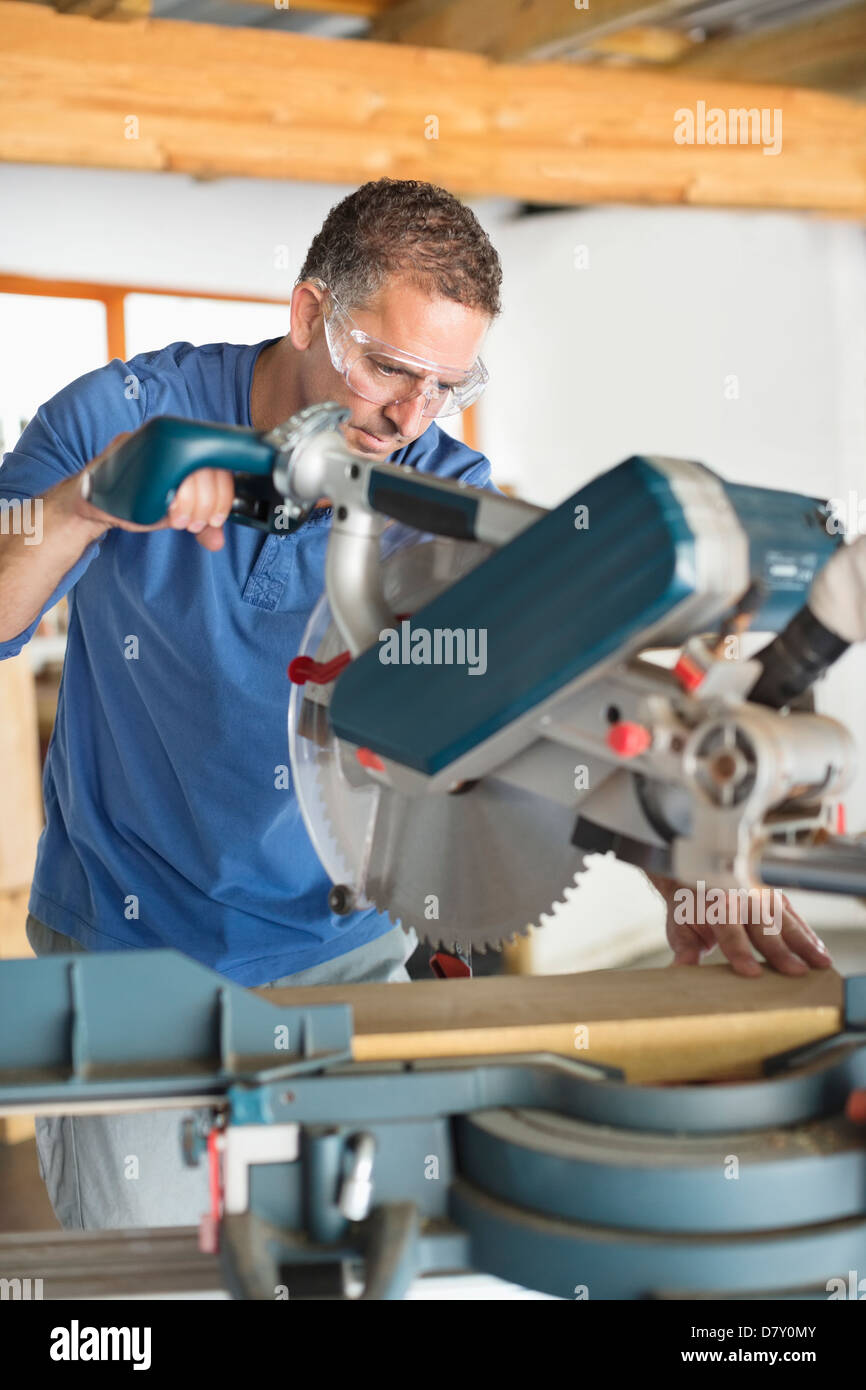 Mann arbeitet in Werkstatt Stockfoto