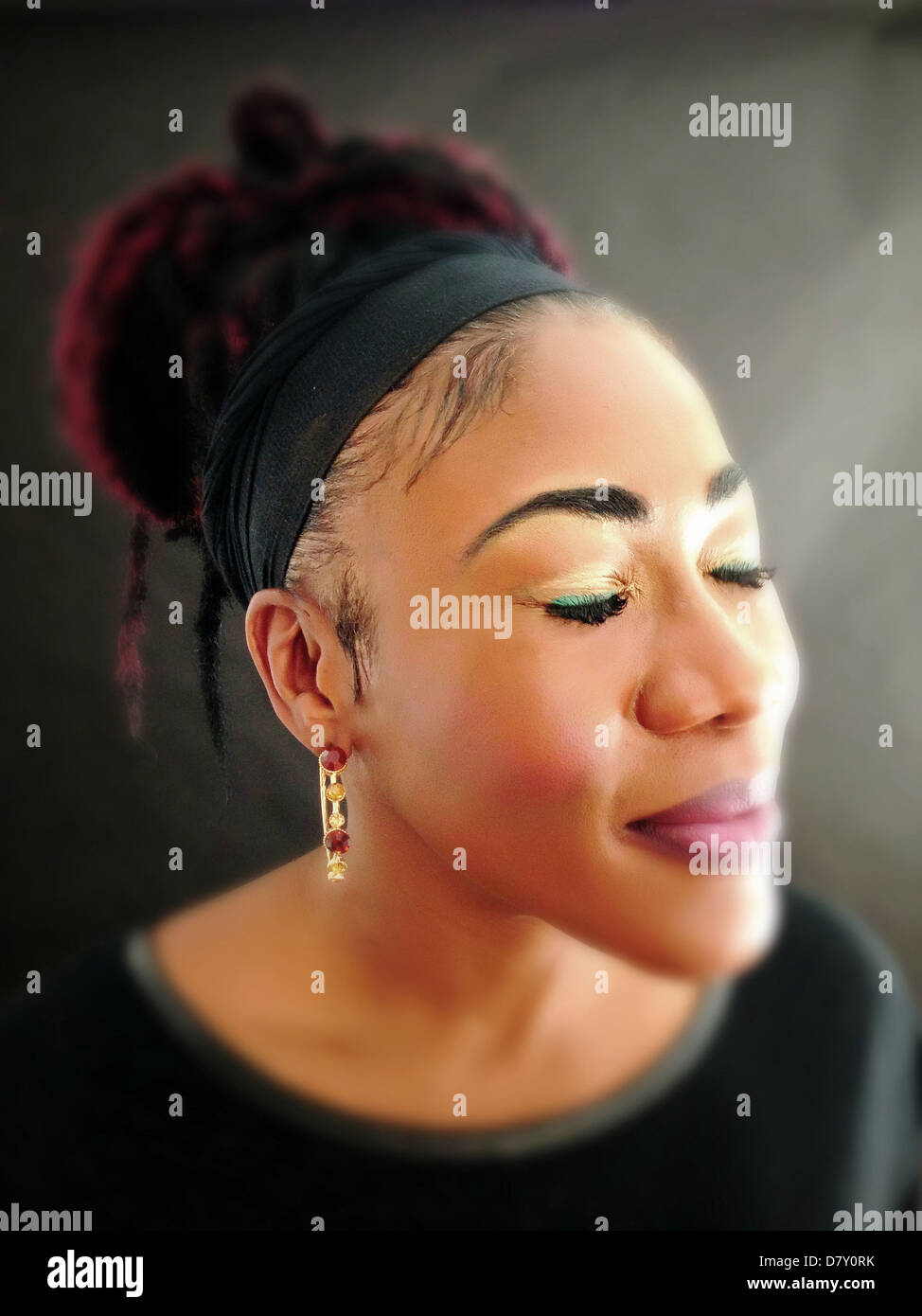 Schwarze Frau lächelnd - Smartphone-aufgenommenes Stockfoto