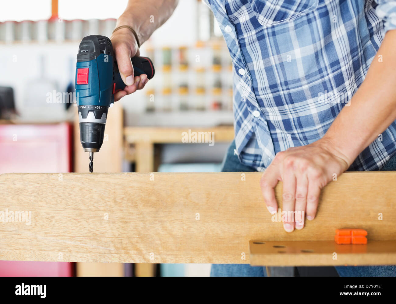 Mann arbeitet in Werkstatt Stockfoto