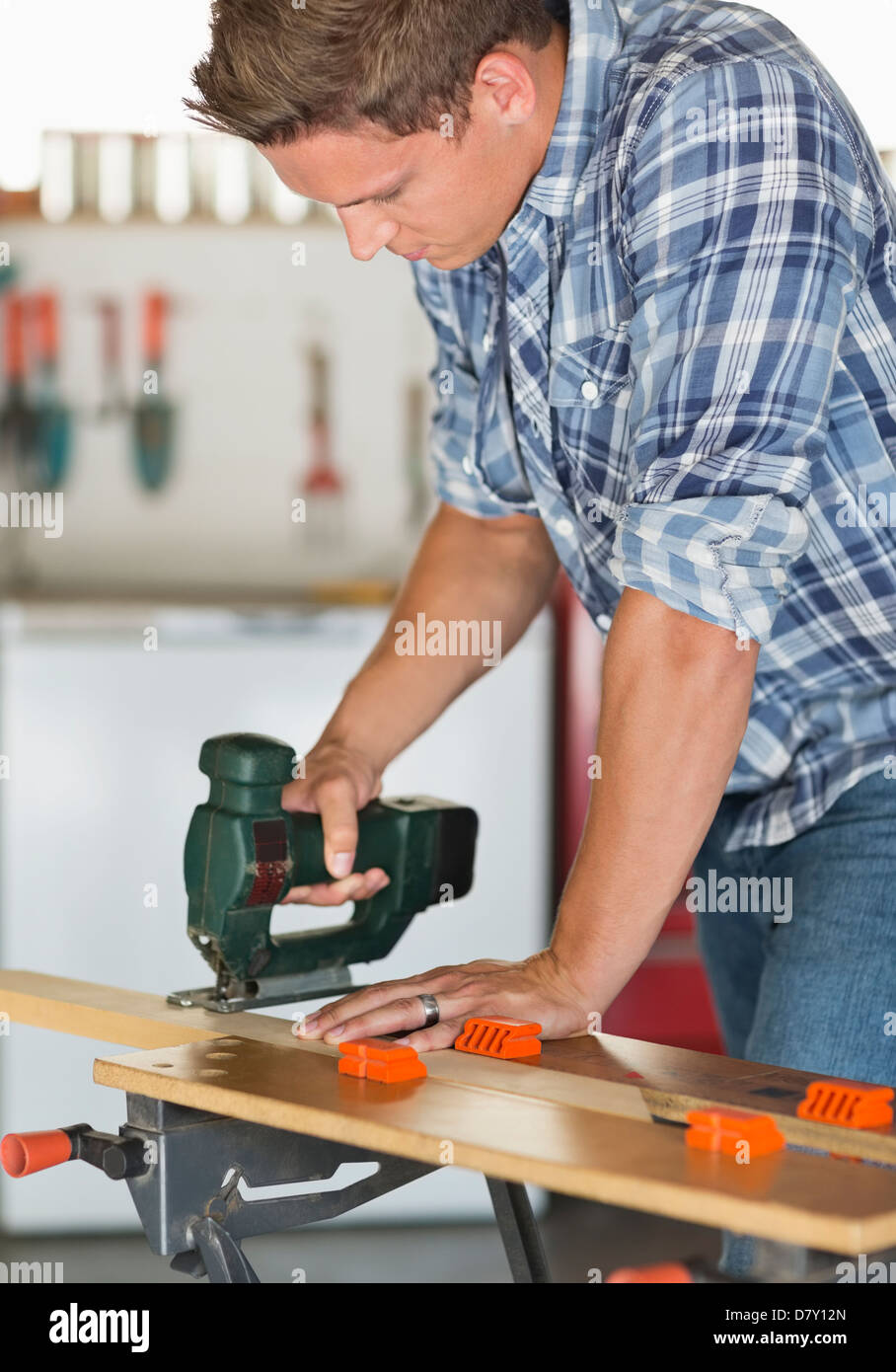 Mann arbeitet in Werkstatt Stockfoto