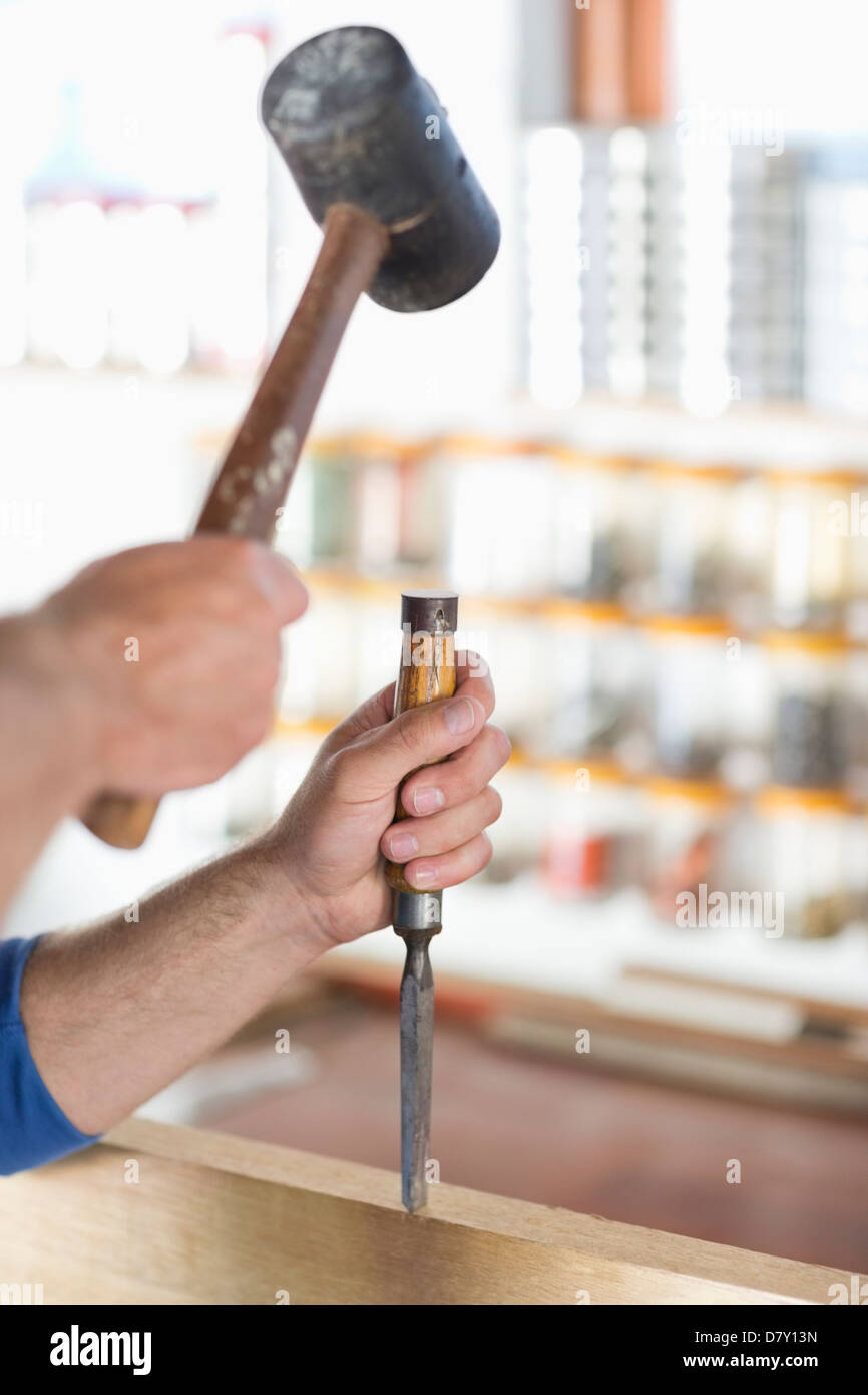 Mann arbeitet in Werkstatt Stockfoto