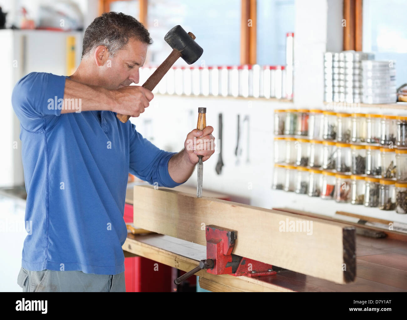 Mann arbeitet in Werkstatt Stockfoto