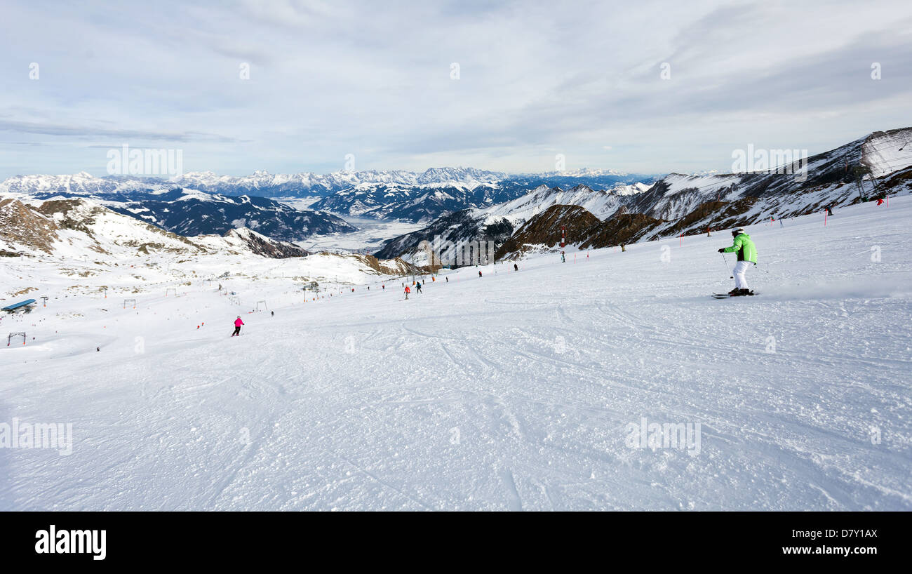 Winter mit Ski Pisten von Kaprun Resort neben Kitzsteinhorn Gipfel in Österreichische Alpen Stockfoto