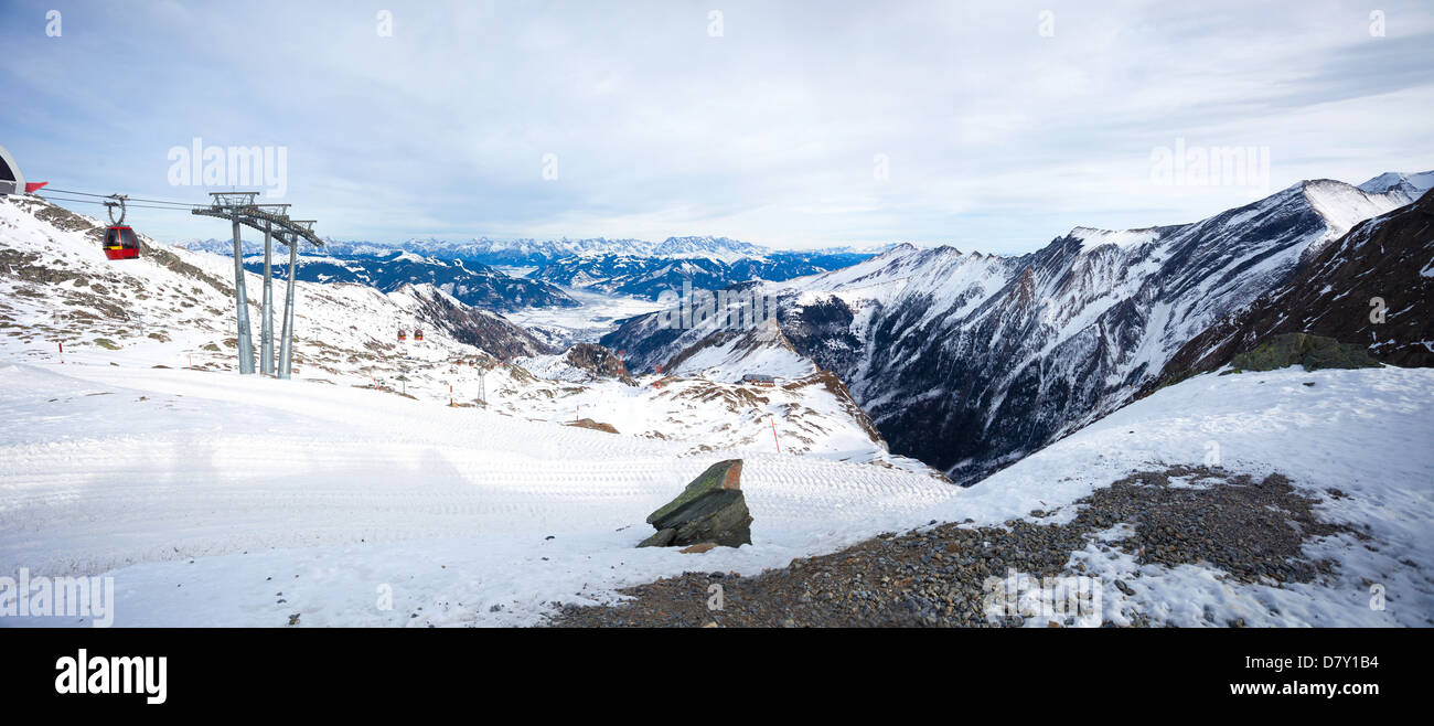 Winter mit Ski Pisten von Kaprun Resort neben Kitzsteinhorn Gipfel in Österreichische Alpen Stockfoto