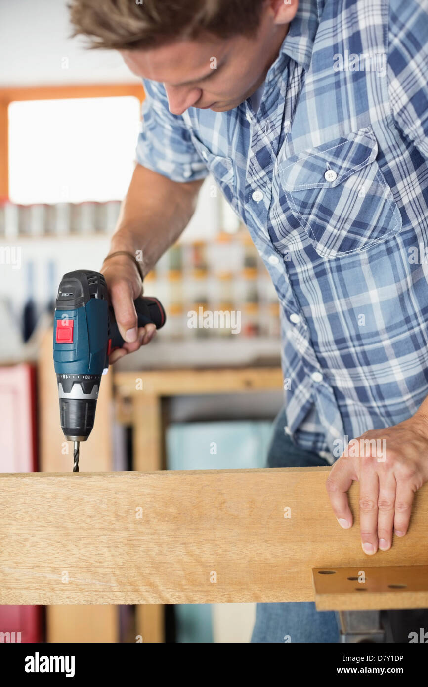 Mann arbeitet in Werkstatt Stockfoto