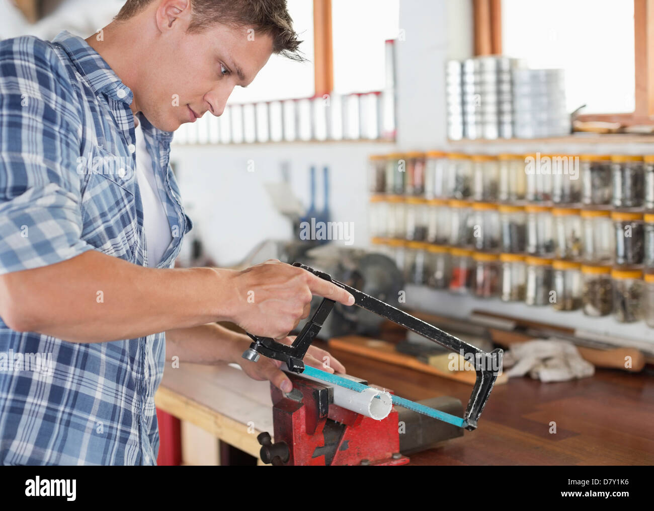 Mann arbeitet in Werkstatt Stockfoto