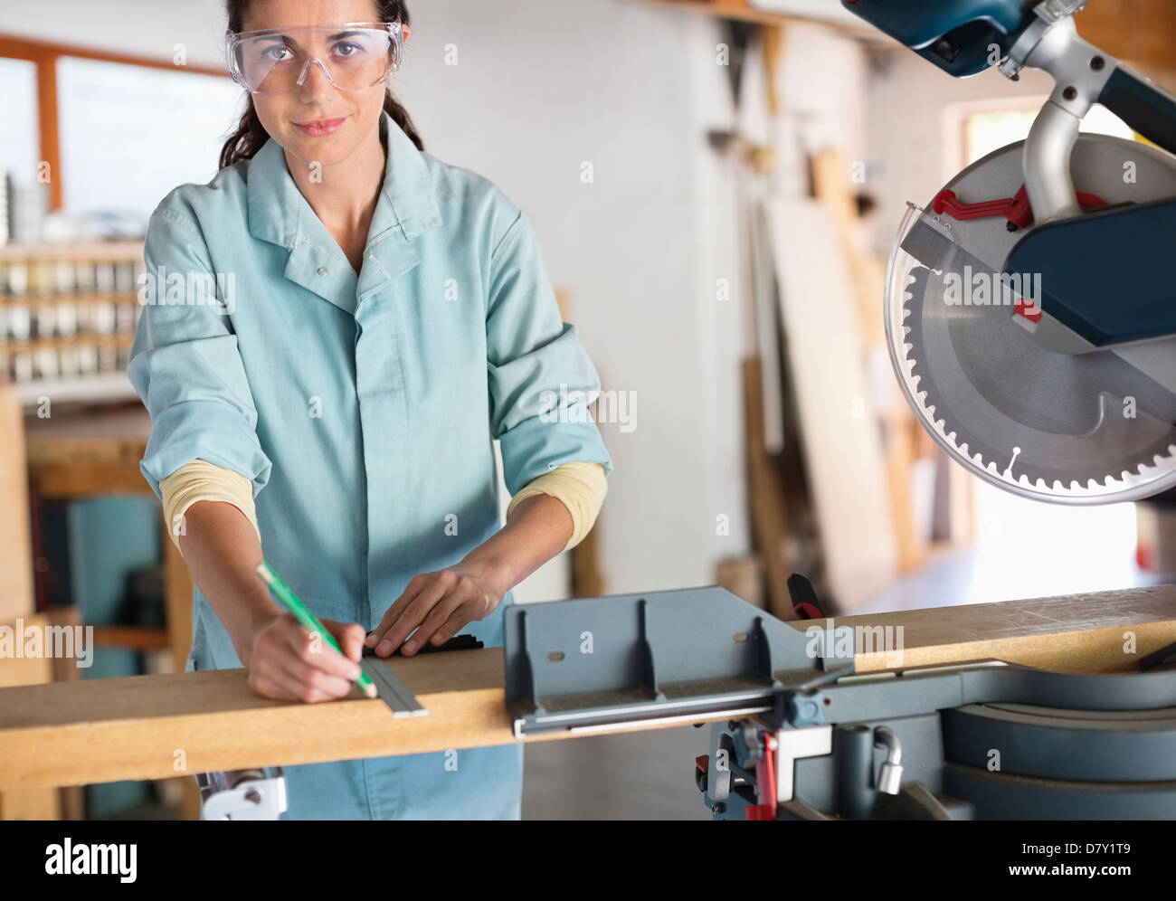 Frau in Werkstatt Stockfoto