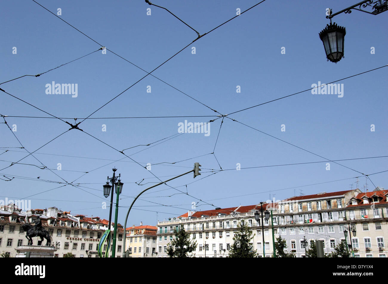 Elektrische Straßenbahn Kabel in Baixa Lissabon Portugal Stockfoto