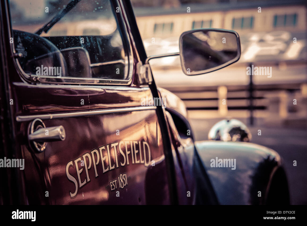 Eine klassische Citroën 2CV6, im Besitz von dem Seppeltsfield Weingut in South Australia Barossa Valley. Stockfoto