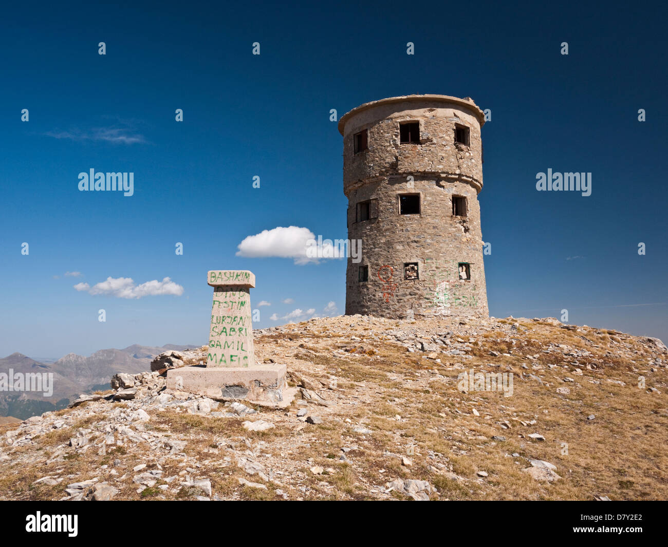 Gipfel-Wachturm und trigonometrischen Punkt auf Titov Vrv (2747m), der höchste Gipfel im Sar Planina, Mazedonien Stockfoto