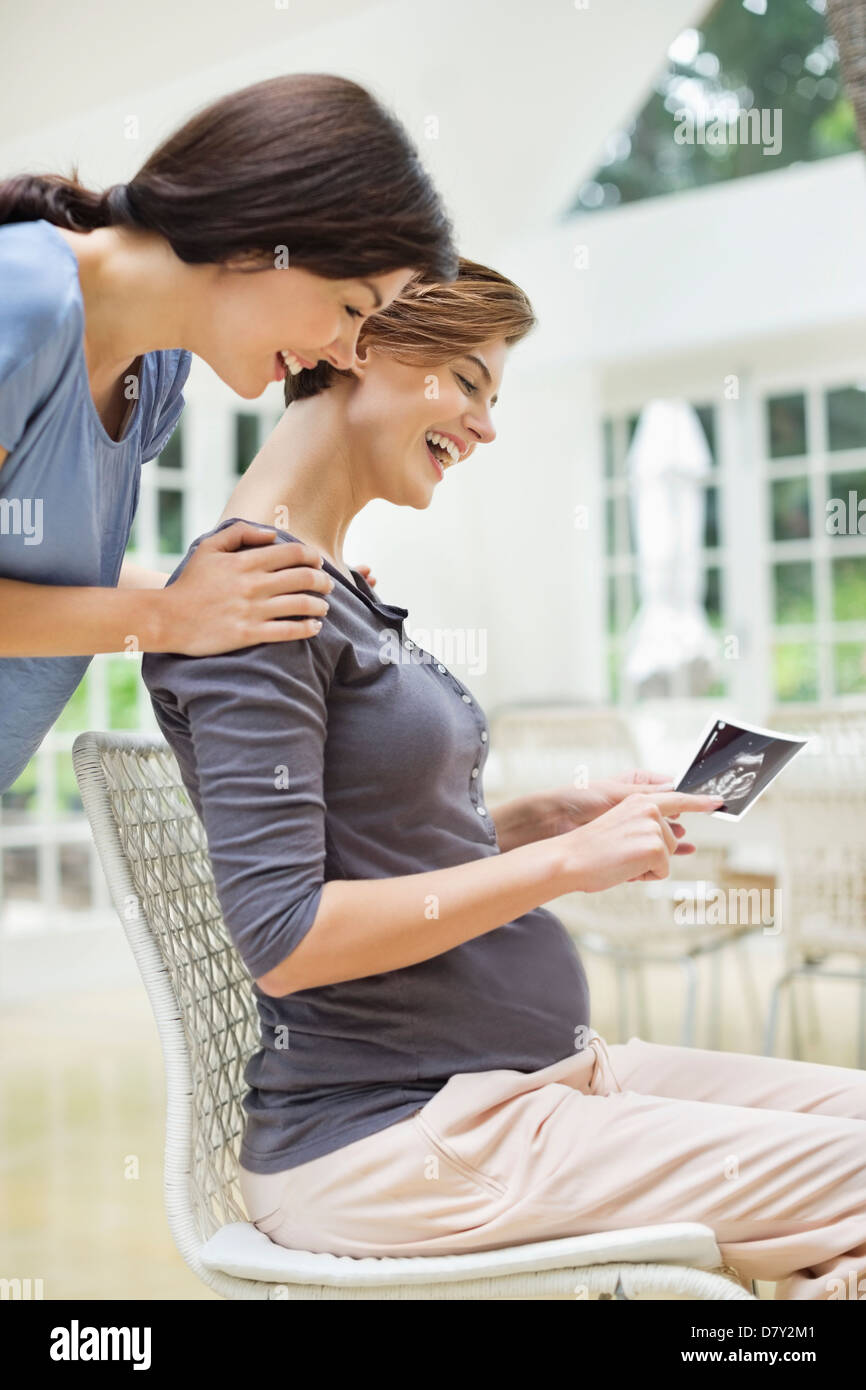 Schwangere Frau zeigt Freund Sonogramm Stockfoto