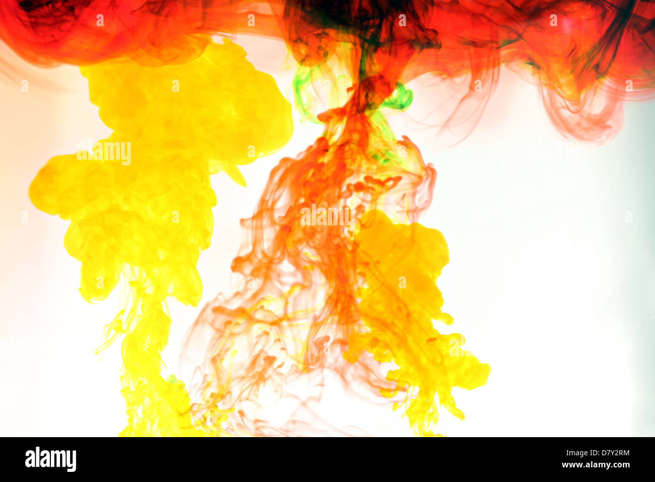 Mischen Sie Farbe Rauch verursacht durch Wasserfarbe. Stockfoto