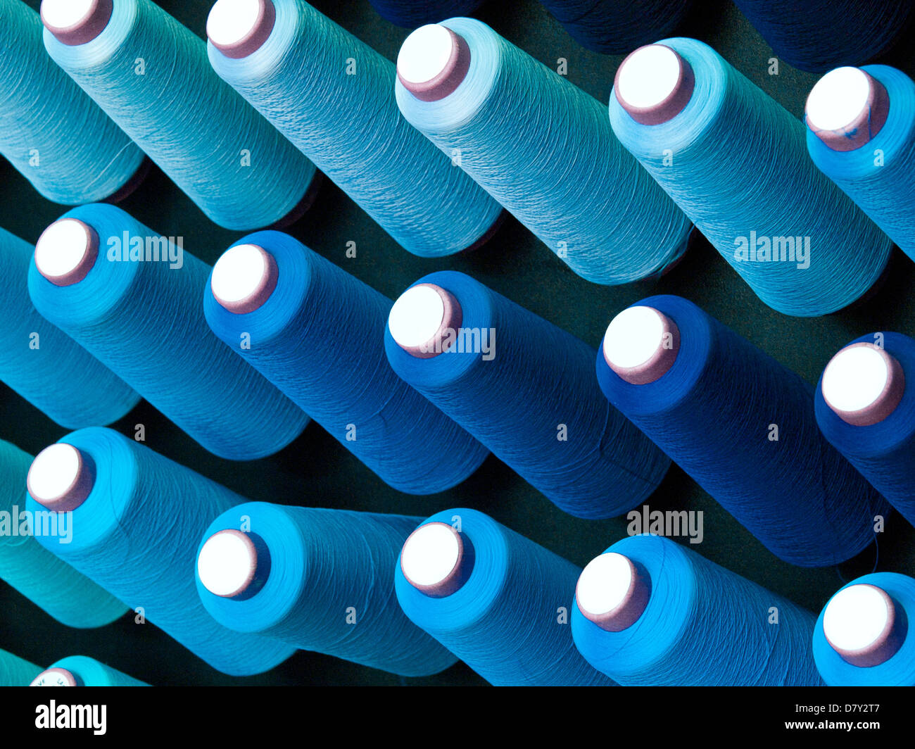 Die bunten Kegel Threads aus Textilfabrik Stockfoto