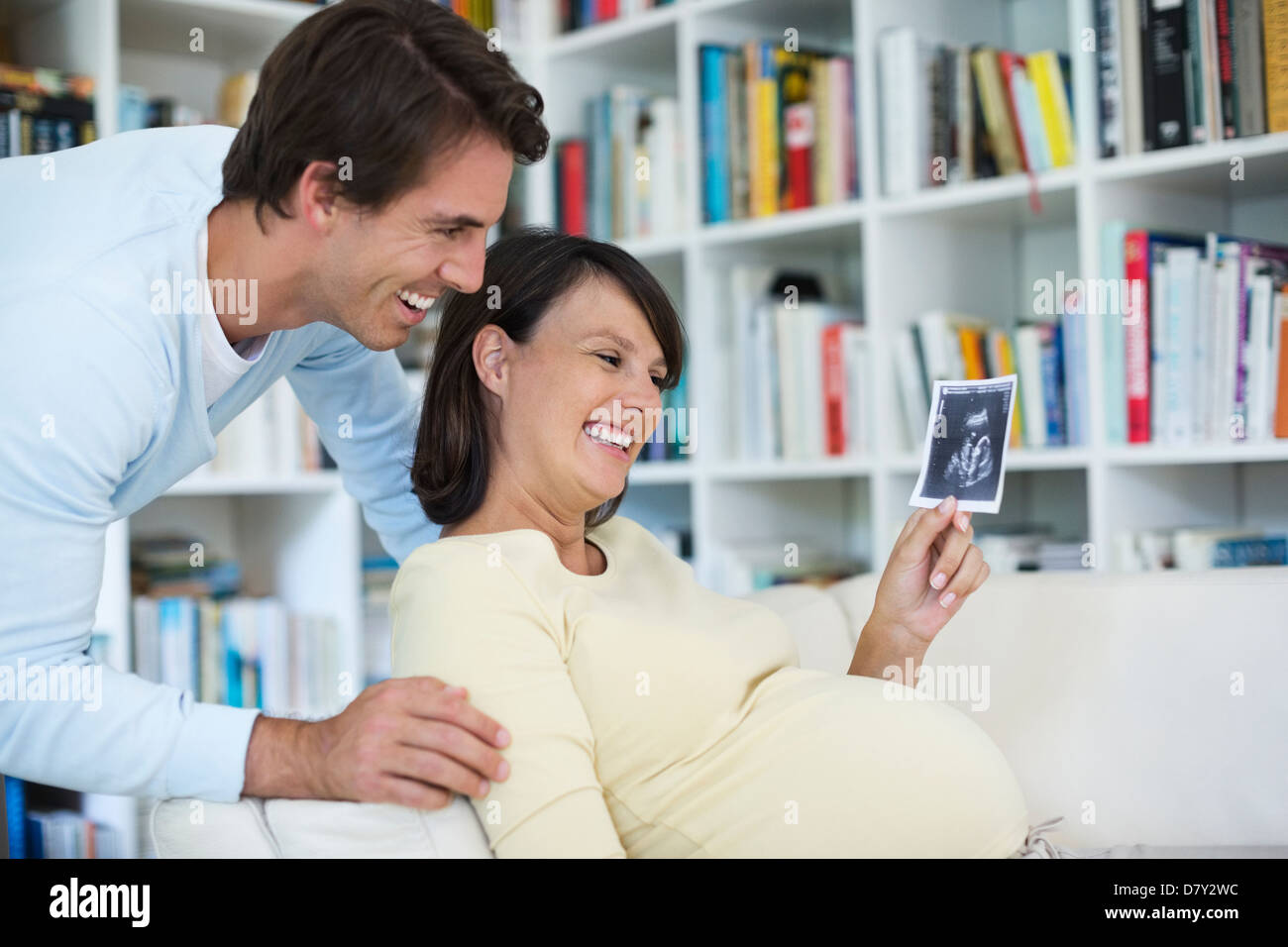 Schwangere Frau zeigt Freund Sonogramm Stockfoto